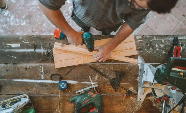 Établi en bois observé pendant une étape de travail