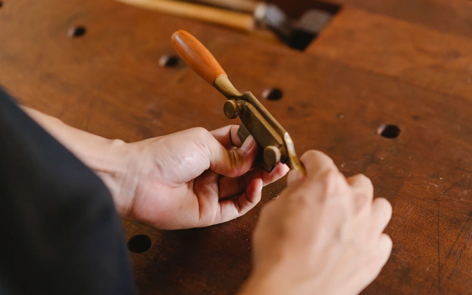 Établi de menuisier avec plan de travail en bois brut